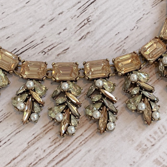 Brass Tone Jewel and Pearl Necklace 18” plus 2 1/2” Extension - Picture 2 of 9